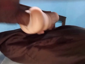 Um homem gay bissexual bem dotado usa um dap de borracha para penetrar na rata da sua parceira, criando uma intensa experiência sensorial que culmina numa carga quente. Esta cena mostra vários brinquedos e técnicas para o prazer final.