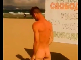 Christian0407是一位敬业的色情爱好者，他推出了他的最新项目 - 来自裸体主义者海滩的片段收藏。 期望阳光般的尸体和良好的螺柱诱人的展示。