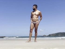 Plaża Dla nudystów, raj dla gejów, przedstawia amatorskich facetów obnoszących się ze swoimi muskularnymi ciałami i podskakującymi tyłkami. Ciesz się surową przyjemnością na świeżym powietrzu z tymi seksownymi, naoliwionymi chłopcami.