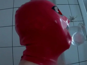Maulfotze, um renomado site Fetichista Alemão, apresenta um vídeo fumegante com uma bela morena fazendo um boquete profundo na garganta, habilmente levando um vibrador na boca e descendo pela garganta.