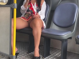 18岁的继女在公共汽车上用甜美的猫取笑，炫耀她的裸照。 这个业余的性爱视频从街道步行到热门打击工作，捕捉了她的公众利用。