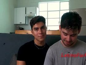 Sesuai untuk pencinta lucah gay, video ini mempunyai dua orang Latin yang terlibat dalam seks ghairah pada kamera. Tonton kerana mereka terlibat dalam lisan, dubur, dan menunggang, memuncak dalam orgasme yang sengit.