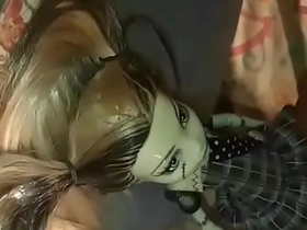 Amator solo boy oddaje się intensywnym sesjom z MonsterHigh dolls. Po żarliwej masturbacji pokazuje swoją kontrolę nad spermą, malując ich twarze gorącym ładunkiem. Spodziewaj się różnych ujęć twarzy, zabawek i nasienia.