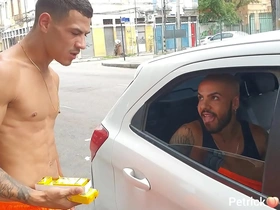 GERAH Carioca hunk Augusto Phellipe, tuan salesmanship berahi, gewang pelanggan ke dalam dunia Uber seks yang penuh. Dengan daya tarikannya yang tidak tertahankan, dia dengan mahir senang dengan hadiah besarnya, membuat pelanggan lebih menginginkan.