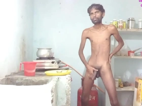 拉杰什·鲍雷（Rajeshplayboy993）是一位瘦的印度厨师，厨师库里（Alu Curry）沉迷于自我愉悦。 他毛茸茸的裸露身体和兴奋创建了一个闷热的自制视频。 加入他的烹饪和手淫之旅。