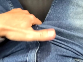 Trong một bãi đậu xe công cộng, tôi phải vật lộn để giữ pee của tôi trong xe của tôi. Khi tôi ngồi trên ghế lái, tôi mất kiểm soát và tè vào quần jean, tạo ra một cảnh tượng ướtam.