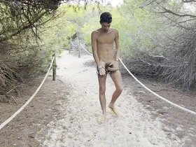 Irmaos Dotados, Brasiliens heißeste schwule Pornostars, lassen ihre Monsterschwänze am Strand los. Sieh zu, wie ihre großen Schwänze in diesem dampfenden, vollroten Video abspritzen.