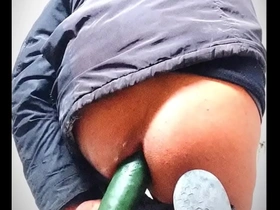 一个年轻的墨西哥家伙沉迷于一个感人的盛宴，吞噬了一个胖黄瓜。 他紧紧的圆屁股是这个扭结场景的完美画布。 这是同性恋肛门愉悦的诱人展示，并向农产品的色情力量致敬。