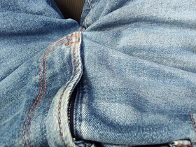 Mengupas celana jeans basah saya di dalam mobil, saya menikmati pengungkapan sensualnya. Udara sejuk di kulit saya meningkatkan pengalaman, membuat tontonan yang menggoda.