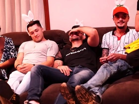 Los chicos más calientes de Brasil, los Dotaos Dotados, organizan una fiesta salvaje, envueltos en sexo crudo. Desde mamadas hasta gangbangs, su reality show ofrece un primer día inolvidable.