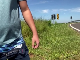Un autoestopista montado en Cueca se encuentra con bisex empuñando flagra. El placer público en la carretera se produce con la paja amateur de un adolescente y la gran acción de la polla. Escapada na rua de una adolescente brasileña.