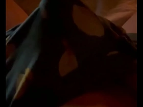 Ein Typ zeigt seinen massiven weißen Schwanz in seiner Unterwäsche und streichelt ihn erwartungsvoll. Dieses dampfende schwule Video verspricht eine verlockende Darstellung von Selbstvergnügen.