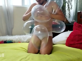 Os preservativos insufláveis levam aos sonhos selvagens de um Tipo-Balão. Amador Latino pedaço fica quente e incomodado com a sensação apertada de látex em sua masculinidade. Uma brincadeira cheia de fetiche com diversão.