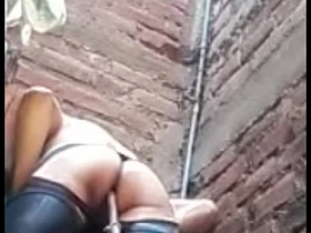 Симпатичный латиноамериканец дразнит свою тугую дырочку гигантским дилдо, застенчиво демонстрируя свою пышную задницу на свежем воздухе. На этого перуанского жеребца стоит посмотреть.