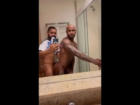 El gran paquete de Black stud Cafuçu recibe la atención que merece de Kadu Castro. Este video gay amateur ambientado en Río de Janeiro presenta un encuentro caliente con una MAMADA experta y una intensa acción anal.