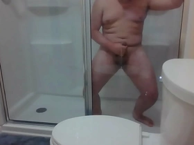 一个年轻的亚洲小伙子沉迷于酒店淋浴中，抚摸着他厚实的公鸡并摩擦他的紧身屁股。 他的热射液结束了他热闹的个人课程。