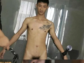 Muchachos asiáticos desnudos, atados y a merced de su amo, reciben una nalgada rigurosa. Sus cuerpos crudos y expuestos tiemblan bajo el implacable ataque del castigo, una tentadora exhibición de disciplina BDSM.