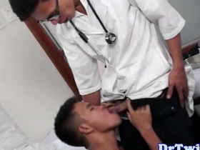 Junger asiatischer Twink, der seinen Arzt beeindrucken will, zeigt seine mündlichen Fähigkeiten mit Präzision. Der Untersuchungstisch wird zum Spielplatz, da er mehr als nur die erwartete Anatomie erforscht.