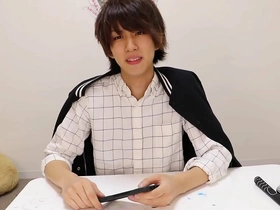 سليم الصبي الياباني هاجيمي يخدم جلسة بدسم عاطفي في الفيديو منزله. إنه يضايق شريكه ويضربه بمهارة قبل أن يسعده بخبرة ، مما يؤدي إلى إنهاء الذروة.