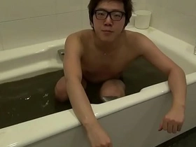 Hikakin, el travieso niño japonés, se baña a diario con un toque diferente. Rocía juguetonamente polvos de baño, creando una atmósfera sensual y humeante. Su inocente juego se vuelve explícito a medida que explora su incipiente sexualidad en este video de YouTube.