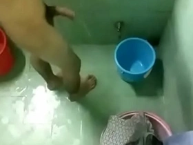 一个热气腾腾的淋浴会变成乌龟的相遇。 越南丈夫不知道，加入了加入，热切地取悦他的杜鹃伴侣。 这是一种诱人的偷窥狂乐。