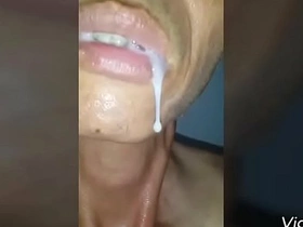 Philippinischer Junge, hungrig nach schwulem Vergnügen, taucht in einen dampfenden Zangensprung ein. Seine geschickte Zunge verdient eine heiße Ladung Tribut und feiert asiatische schwule Leidenschaft und Sperma-Kenner.