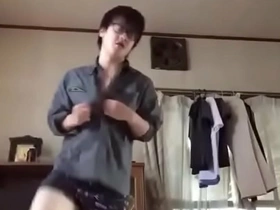 Dziki japoński gej Alice powraca w parnej scenie, rzuca swoje zahamowania i ubrania na Sprośny broić. Zobacz, jak przechodzi od nieśmiałego chłopca do głodnego seksu ogiera, oddając się gorącej akcji mężczyzna-mężczyzna.