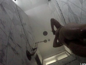 ساحر الآسيوية قائظ, لندن كيز, يلقي حسيا الزي بخيل لها قبل المياه المتتالية, المداعبة لها منحنيات حسي وبدة فاتنة, في مشهد الاستحمام منفردا محيرة.