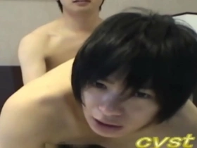 En un juego de castigo humeante, un chico recibe una estricta digitación anal y una dura patada en la ingle. Este video porno gay japonés presenta una acción intensa con artistas expertos.