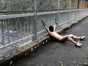Der japanische Exhibitionist Takehito und seine Freunde entblößen alles auf einer Fußgängerbrücke und genießen den Nervenkitzel der Entblößung. Diese gewagte Eskapade am Tag ist ein Beweis für ihren ungehemmten Exhibitionismus und ihre BDSM-Denkweise.