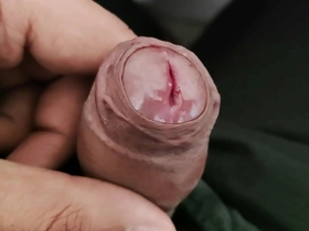 Ein junger asiatischer Junge gönnt sich Selbstvergnügen, seine Finger streicheln gekonnt seinen steifen Schaft. Diese intime Solo-Session zeigt seine unersättliche Lust und seine erfahrenen Masturbationstechniken.