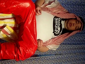 Hip-Hop-liebender muslimischer Typ macht sein Cockball-Spiel an und verschüttet seine Ladung auf einer glatten Oberfläche. In diesem japanischen Joint dreht sich alles um Rhythmus und Sperma.