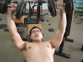 Prepárate para abultar tu gran polla gay mientras bombeas tus tetas en el gimnasio. Este galán vietnamita te muestra cómo se hace, convirtiendo un entrenamiento de tetas en una realidad de puta gorda.