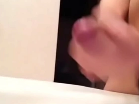 Asiatischer Junge sehnt sich nach einem dampfenden Bad nach einem Handjob. Er lockt einen Typen vor der Webcam dazu, ihn zu streicheln. Der Scherz eskaliert, als er seinen Leckerbissen zur Schau stellt und beide an den Rand der Ekstase treibt.