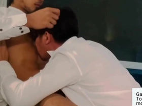 A sessão solo gaywiz do professor Vietnamita muscle hunk revela o seu enorme pénis não cortado. Ele ansiosamente deixa seu aluno chupar e montá-lo, culminando em um quente, bareback, cena anal gay amador.