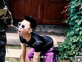 年轻的中国twink在一个热闹的户外活动中受到主人的训练。 他被拍打，嘲笑，并乞求主人的注意，以炎热的小便场结束。