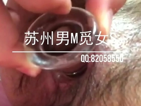 La camarera de Suzhou, M, deslizó un tapón anal de jade en el culo apretado de su cliente, encendiendo el deseo de exploración anal. Ella compartió esto con su novia, quien lo llevó a nuevas alturas de placer.