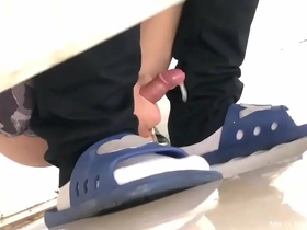 Azjatycki toaleta Szpieg chłopiec złapany na aparat kulminacji w publicznej toalecie. Zobacz, jak jego intensywny orgazm rozwija się w tym gorącym gejowskim filmie.