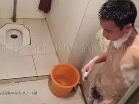 رجل آسيوي ناضج من الصين يسترخي من يومه, ينظف شعره بشكل حسي ولياقة بدنية محفورة في دش منعش. يقدم هذا الفيديو مشبع بالبخار, تجربة مثيرة لأولئك الذين يستمتعون بمشاهدة الرجال الناضجين من الشرق.