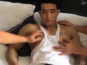 一个嘶哑的越南同性恋模特在诱人的视频中引起了人们的关注。 他精明的体格和迷人的目光使他成为粉丝的最爱，使观众渴望更多。