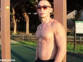 Fit Asian muscle hunk ostenta seu físico esculpido ao ar livre, mostrando suas costas musculosas, abdominais e peitorais maciços. Uma festa para os entusiastas do culto muscular e pec.