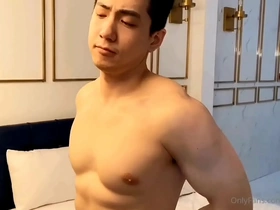 经过几个月的戏弄，期待已久的射精场景以越南同性恋模特Dungquocdat终于到达。 这个独奏视频展示了他诱人的裸体身体，最终达到了爆炸性的高潮。