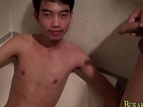 Приготовьтесь к интенсивной подборке азиатских мальчиков, покрытых горячей спермой. В этом HD-видео группа геев занимается сексом без седла, интенсивно писает и кончает на лицо. Обязательно к просмотру тем, кто любит дикое и извращенное.
