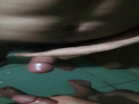 Vietnamesische schwule Twinks gönnen sich eine dampfende Sitzung gegenseitiger Masturbation, wobei einer ein beträchtliches Mitglied zeigt. Die Szene gipfelt in einem gemeinsamen Höhepunkt, bei dem einer den pulsierenden Schaft des anderen melkt.