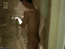 Po ekscytującej sesji gejowskiej zabawy bigcock, asianboyz sprzątają razem pod prysznicem. Obserwuj ich wrażliwe chwile, od sprzątania po wytrysku po delikatną paplaninę pod prysznicem. Ciesz się pokazem!