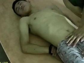 Serial BDSM StraightFit Boy menampilkan seorang pria muda Asia yang terikat dan bergantung pada pasangan dominannya. Harapkan adegan perbudakan, disiplin, dan ketundukan yang intens dalam perjalanan penuh fetish ini.