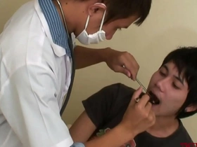 Seorang pasien Asia yang ramping berbaring di meja ujian, ingin mengeksplorasi fantasi medis dengan dokternya. Di tengah bercinta yang penuh gairah, dokter melepaskan pasiennya, memberikan hadiah klimaks.