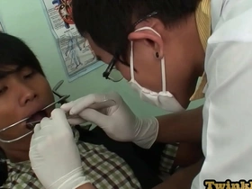 Un jovencito asiático delgado visita a su médico, quien lo examina con entusiasmo. Después de una apasionada sesión de masturbación, el médico lo folla como misionero, a pelo, dejando un final desordenado.