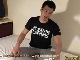 Увлекательное азиатское гей-видео, в котором японский парень ублажает себя. Станьте свидетелем его умелой ручной работы и взрывной кульминации в потрясающем HD качестве. Обязательно к просмотру любителям гей-мастурбации.