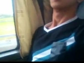 Mengendarai bus umum, seorang pria Asia diusulkan oleh sesama penumpang. Mengabaikan keragu-raguan awalnya, dia menikmati pertemuan yang beruap, gairah mereka tercermin dalam lensa kamera.